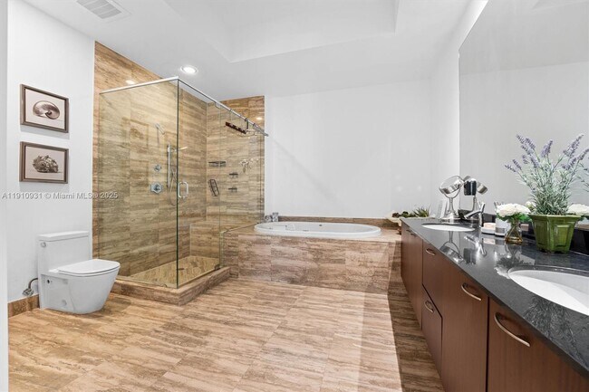 Building Photo - 15811 Collins Ave