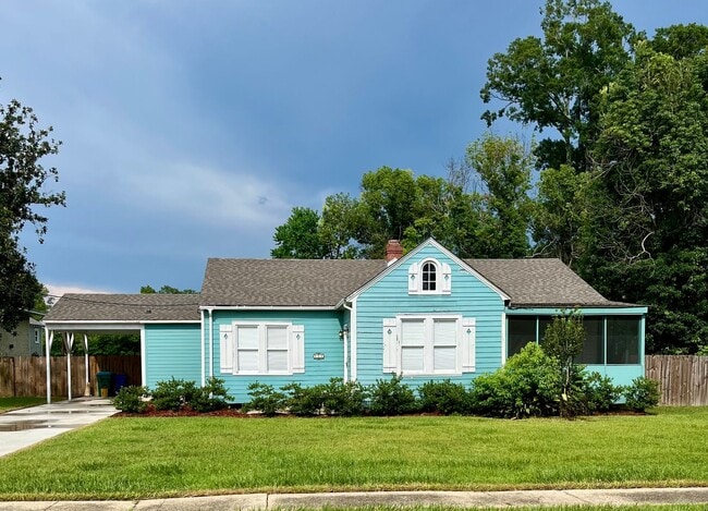 Building Photo - Charming Cottage in the Heart of Hammond! ...