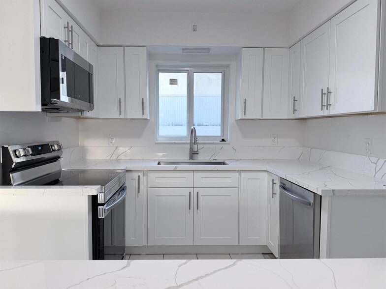 Building Photo - 231 NE 16th Ave