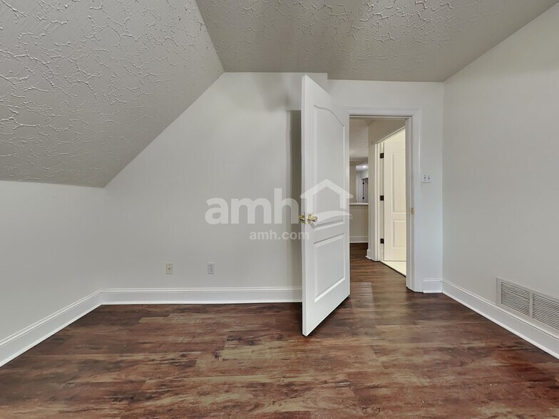 Building Photo - 6207 Chester Cv