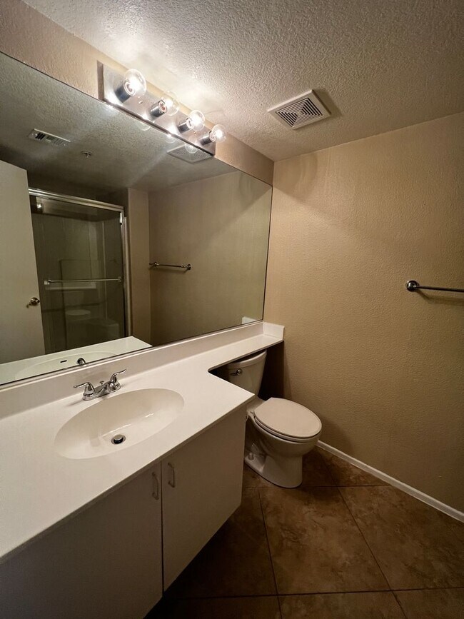 Building Photo - Beautiful Condo in a Gated Community!