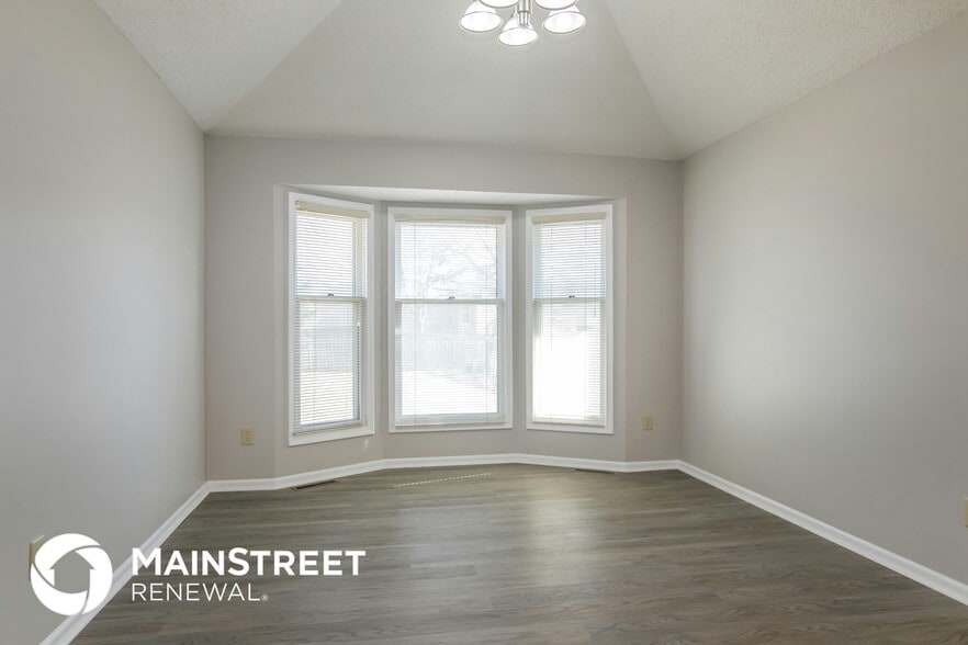 Building Photo - 613 SE Ashton Dr