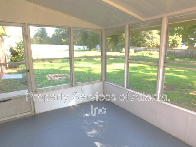 Building Photo - 879 Forest Ridge Dr SE