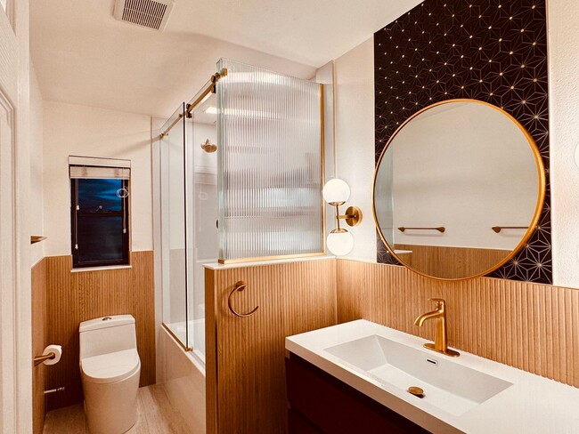 Building Photo - Elegant and Updated 3/2 Pool Home just min...