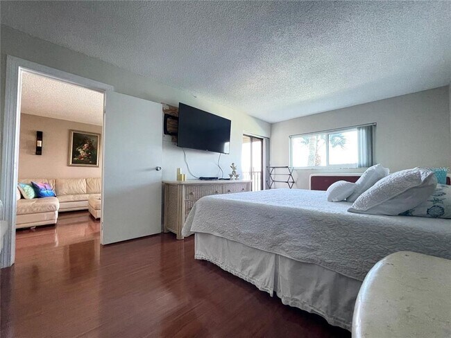 Building Photo - 7150 Sunset Way