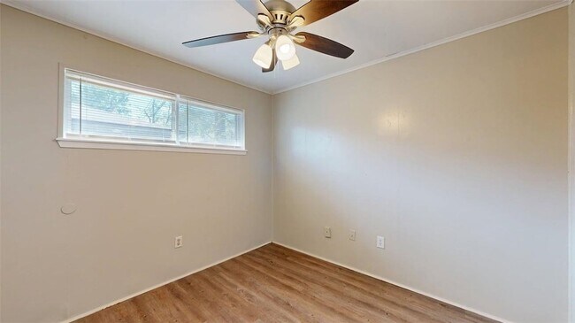 Building Photo - 204 Lynn Dr