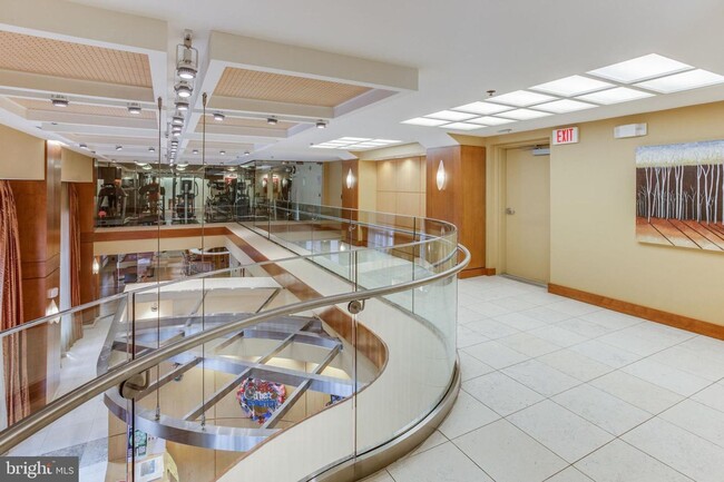 Building Photo - Welcome home to one of Arlington's most sought after neighborhoods.