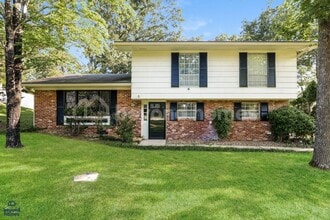 Building Photo - Freshly renovated 3 bedroom / 2 full bath ...