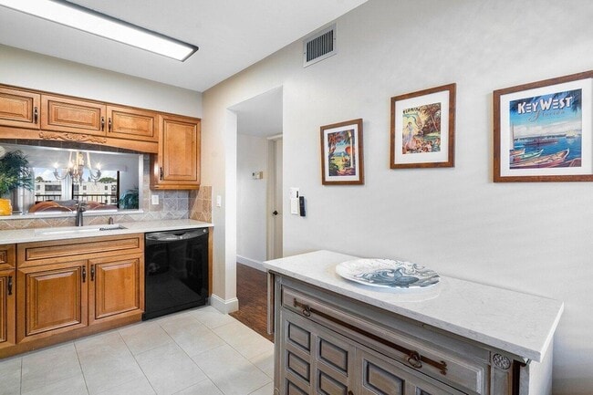 Building Photo - 7340 Amberly Ln