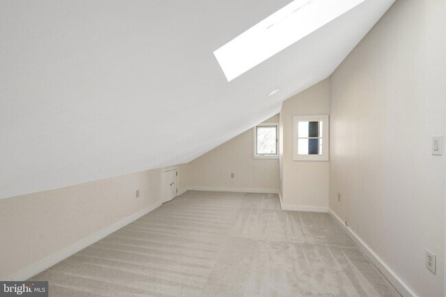 Building Photo - 2031 Hillside Dr