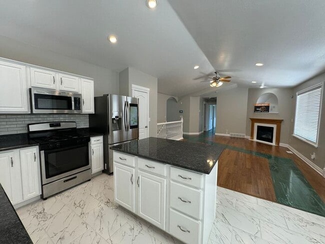 Building Photo - 5 bdrm 3 bth Home 2 Car Garage- Solar Pane...