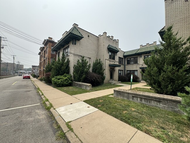 Building Photo - 2816 Broadway Ave