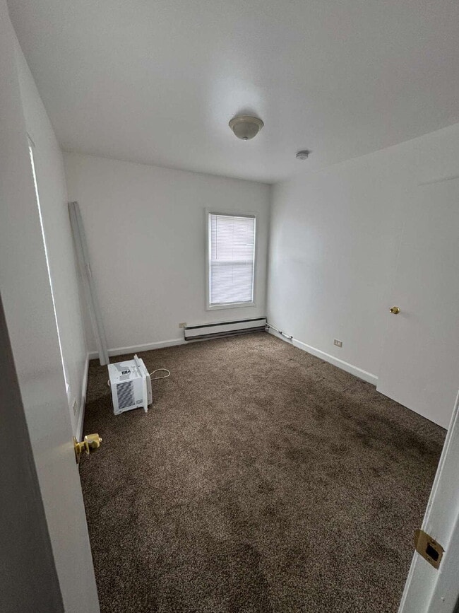 Building Photo - Spacious 2-Bedroom Apartment in Chicago Heights with Parking & Private Entrances