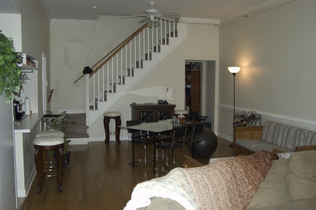 Living area - 320 S Elm St
