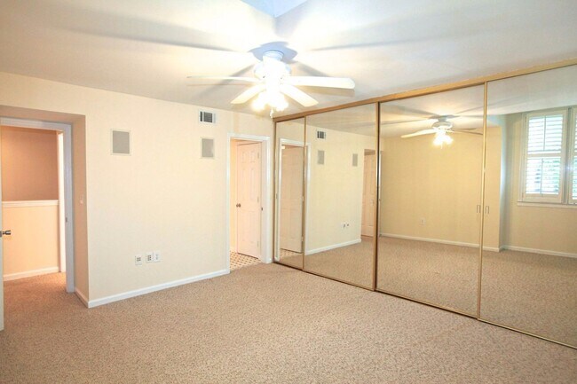 Building Photo - COMING SOON:2 bedroom townhome in Uptown Charlotte!