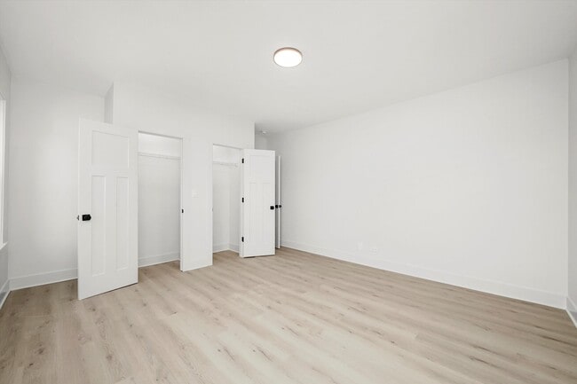Building Photo - 3035 W Rosemont Ave