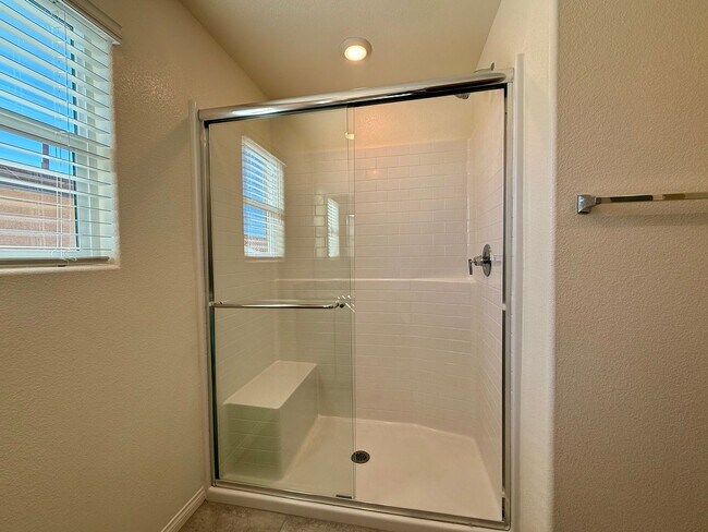 Building Photo - NEVER LIVED IN 4 BED 2.5 BATH 2 CAR GARAGE SINGLE FAMILY HOME FOR RENT!