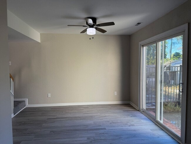 Building Photo - 3 bedroom, 1.5 bath Townhouse