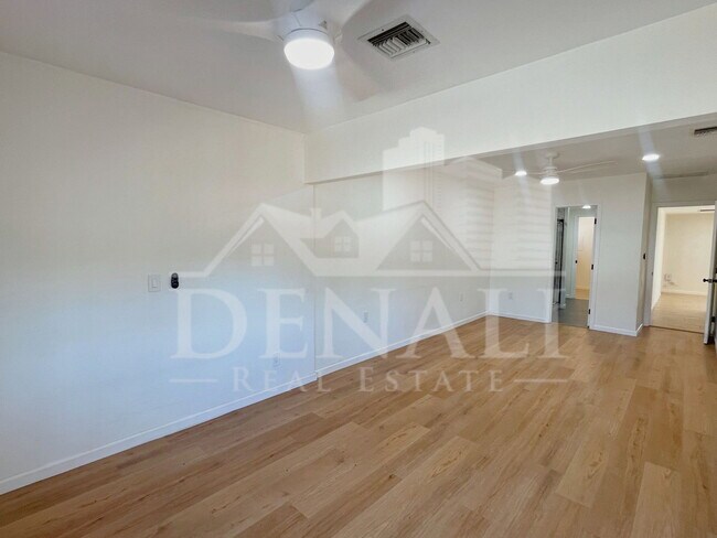 Building Photo - 2401 E Meadowbrook Ave