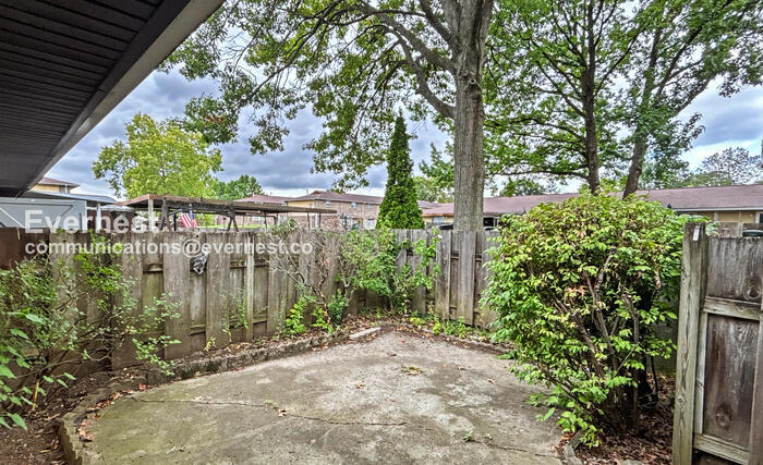 Building Photo - 2324 Woodbrook Cir N