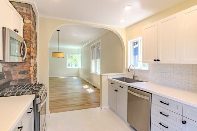 Building Photo - 3Bd/1.5Ba Seattle House