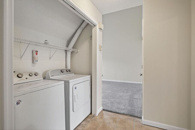 Building Photo - Hampton’s Westview Lakes