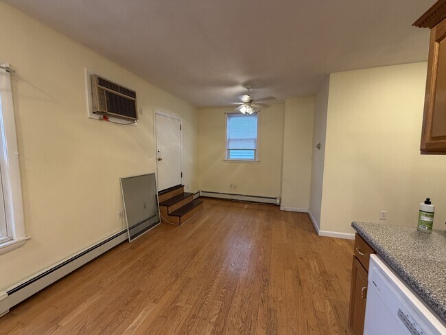 Building Photo - 215 Lexington St
