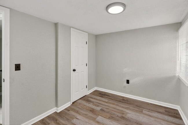 Building Photo - Hard-to-Find 6-Bedroom Home in Grandview!