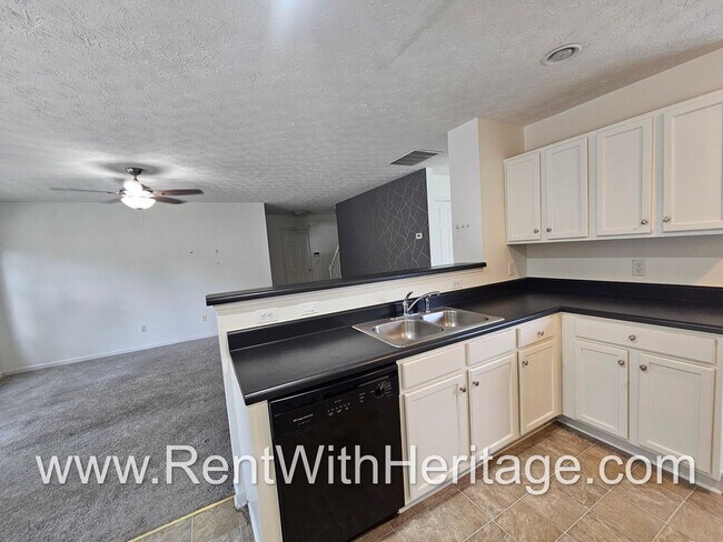 Building Photo - Gorgeous 5 bedroom, 2.5 bath / Attention t...