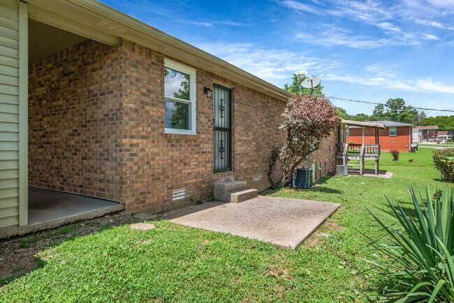 Building Photo - Furnished, remodeled 2BR near Nashville hospitals, all utilities and WiFi included, updated kitch...