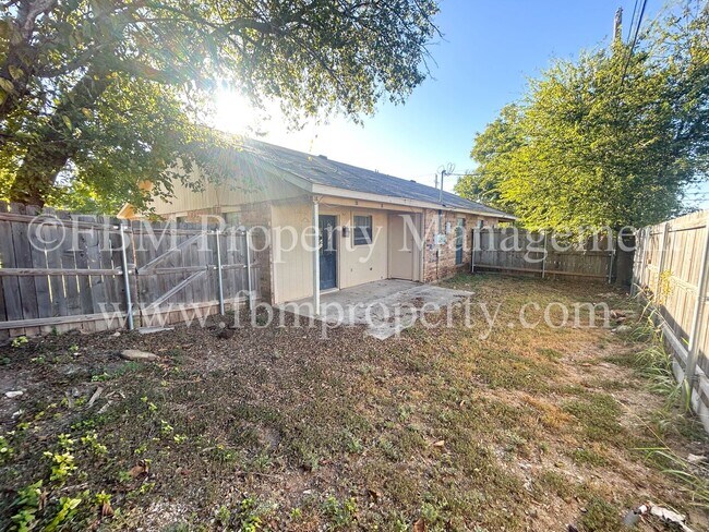 Building Photo - 701-703 Hillcrest Ct