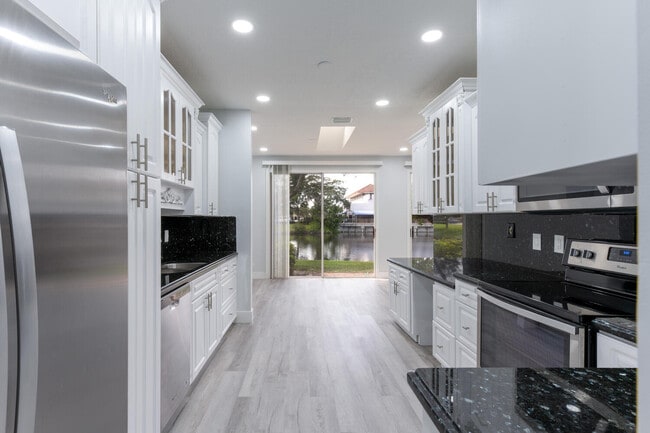 Building Photo - 6810 Via Regina