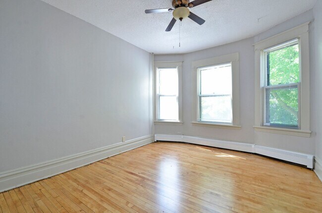 Building Photo - Spacious 3-Bedroom Lower-Level Unit Available Now in West St. Paul!