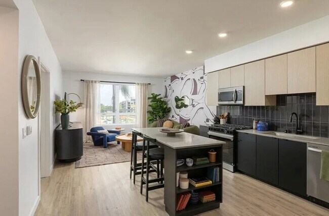 Building Photo - 350 Chastain Pl