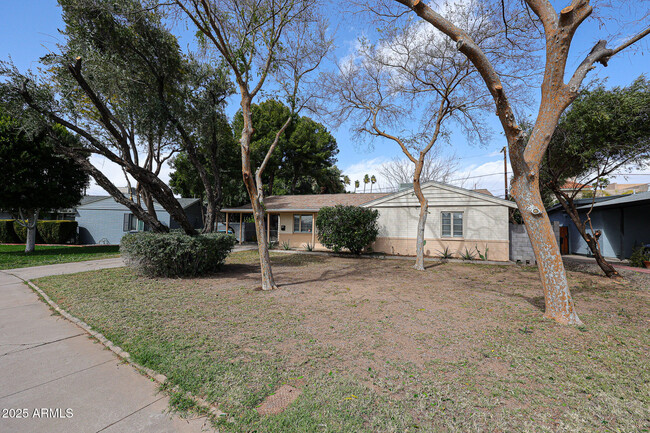 Building Photo - 1120 E Palo Verde Dr