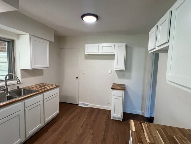 Building Photo - Charming 3-Bedrooms 1 bath with Hardwood F...