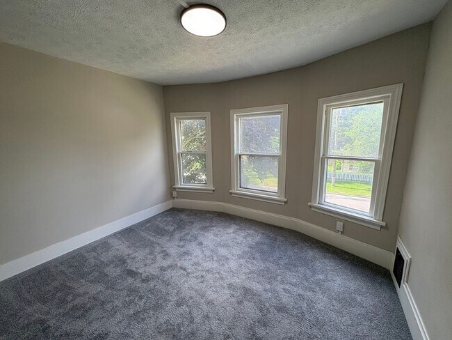 Building Photo - Three bedroom 1 1/2 bathroom single family home for rent