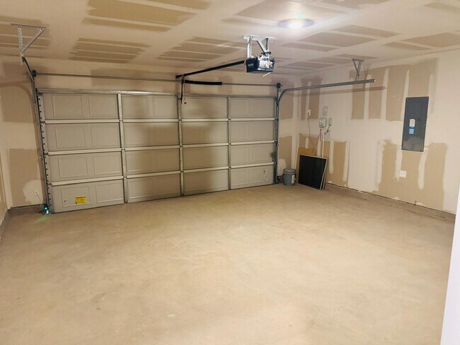Building Photo - 801 Easthill Dr