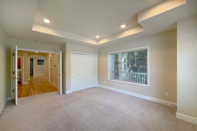 Building Photo - 5Bd/2.75Ba Sammamish Home