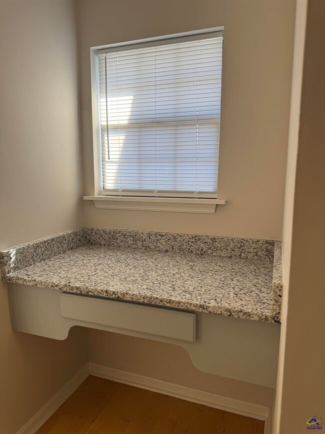 Building Photo - 408 Sunshine Way