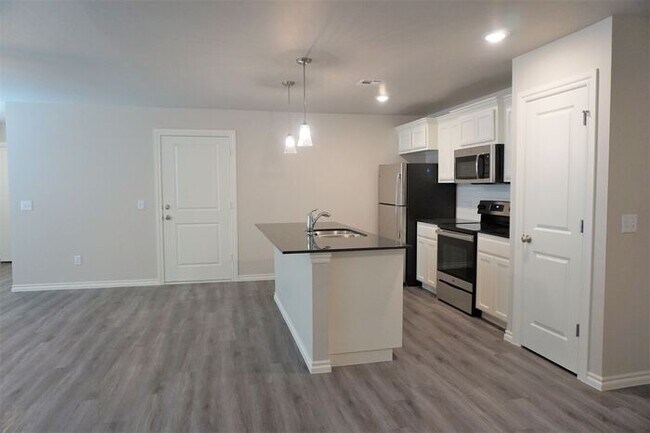 Building Photo - 3 Bed 2 Bath 2 Car Duplex in Chisholm Creek NW OKC