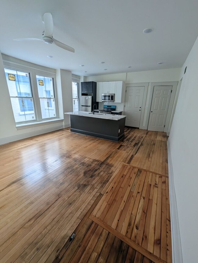 Building Photo - Newly renovated, modern apartment in historic Covington