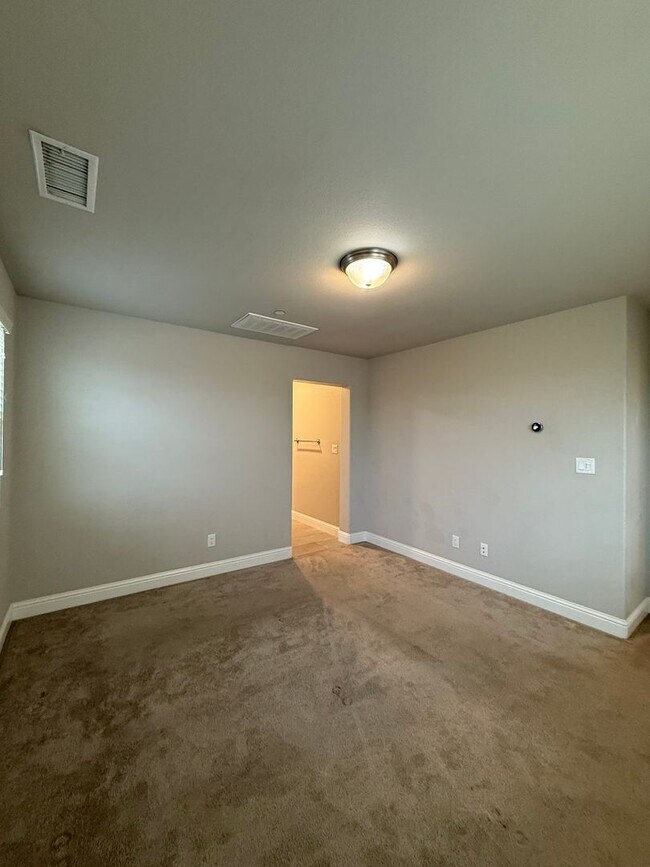 Building Photo - Charming 3-Bedroom Home in Family-Friendly 93727 Neighborhood