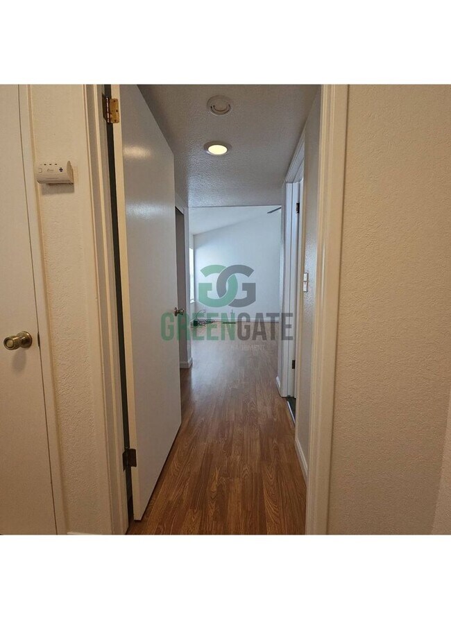 Building Photo - Beautiful 3 BEDROOM 2.5 BATH HOME IN MODES...