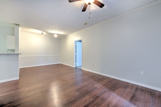 Building Photo - Very nicely upgraded  2bed/2bath 2nd floor...