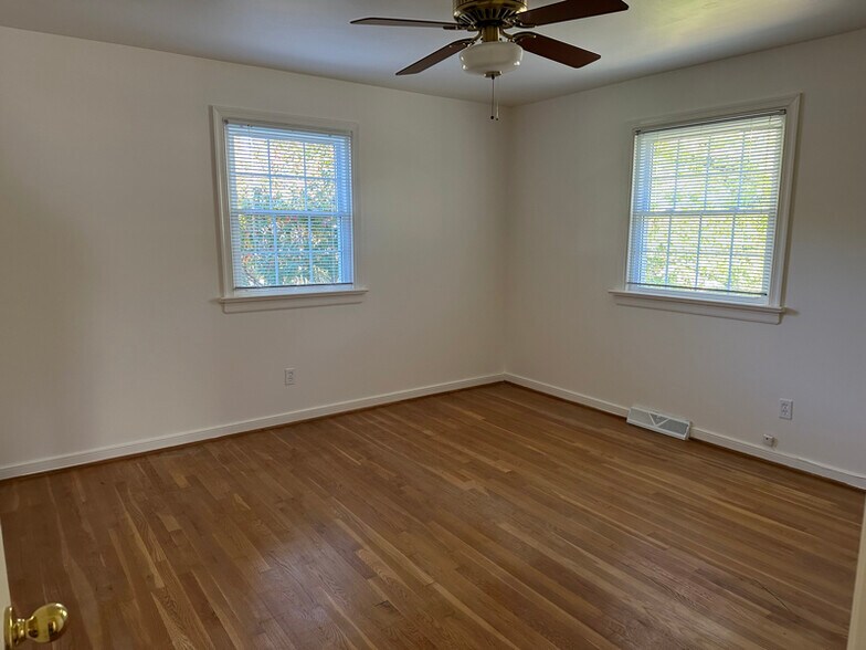 Building Photo - 9201 Woodlake Dr