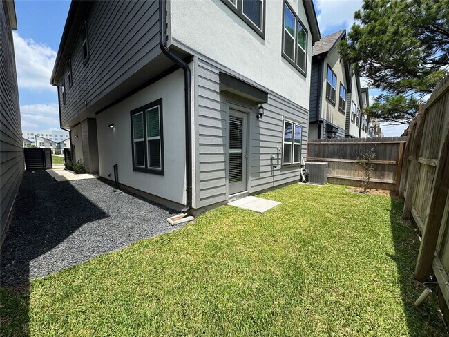Building Photo - 430 S Centro Cir