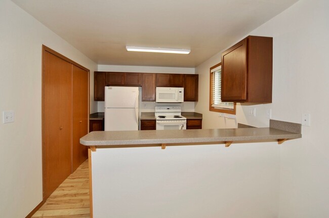 Building Photo - 2 bed 1 bath apartment (4plex building)