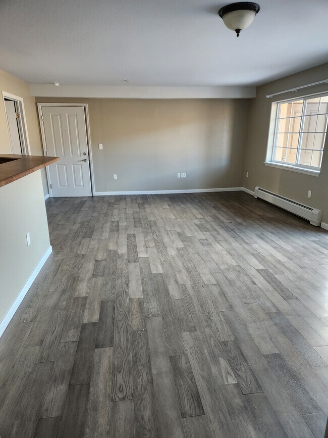Building Photo - 495 River View Dr