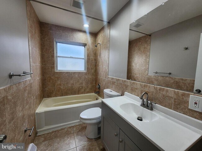 Building Photo - 1025 Kingsbury Rd